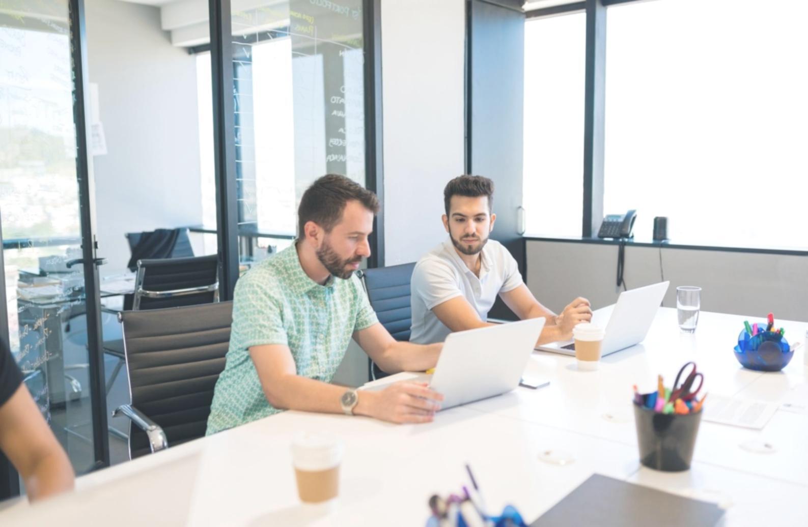 Sessione di coaching in ambiente naturale che rappresenta crescita e sviluppo personale